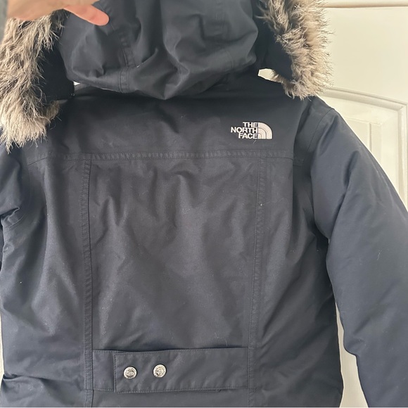 The North Face Women's Arctic Parka in dark navy blue. S/P - Picture 4 of 8